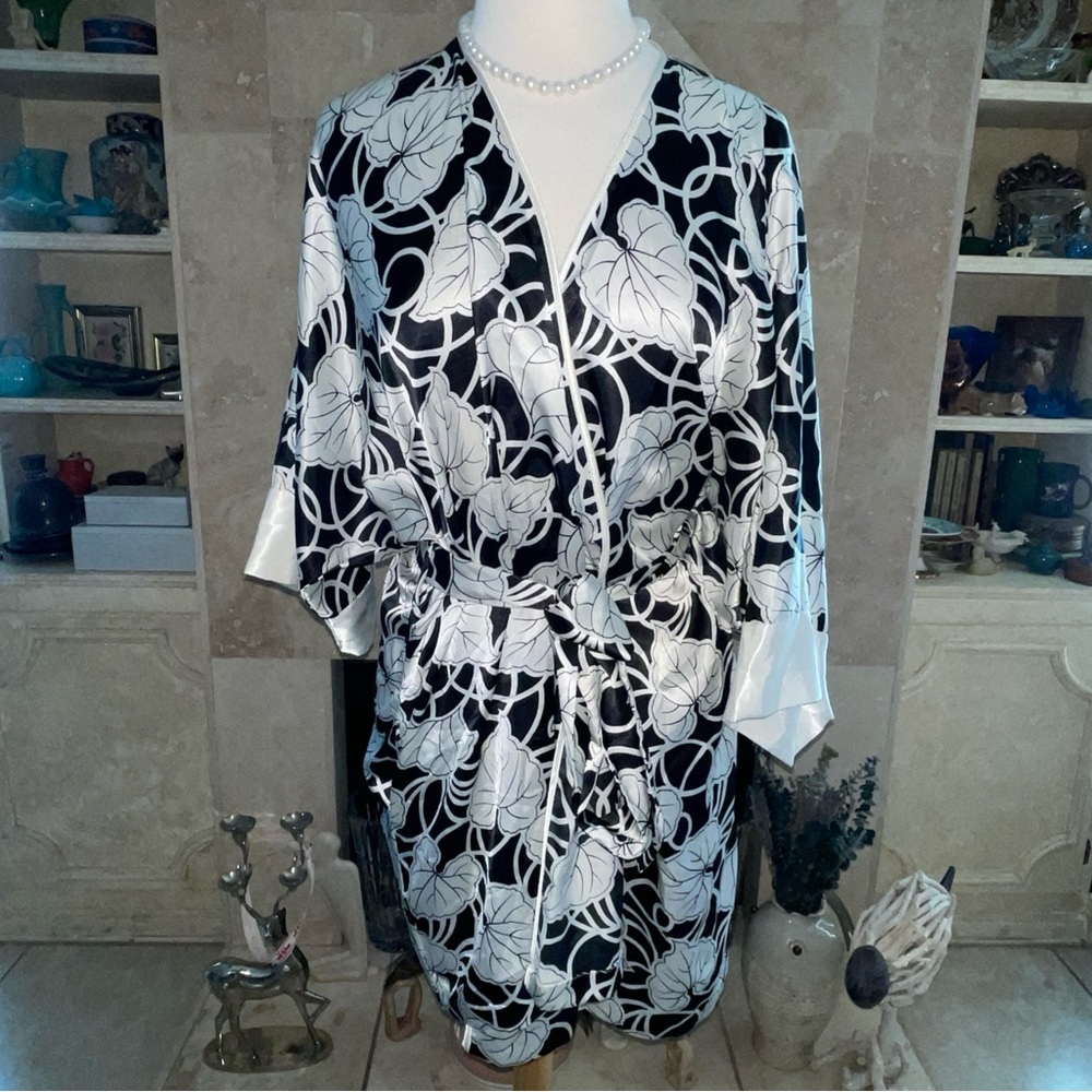 Vintage Natori Morning Glory Vines Black & White Kimono Robe S Silky EUC ! - Picture 3 of 8